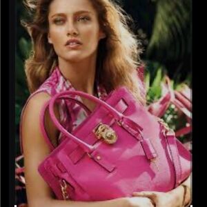 MICHAEL KORS SALMON PINK SAFFANO LEATHER MINI HAMILTON CROSSBODY HAND BAG